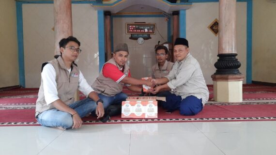 Program (BBM) Bersih Bersih Masjid dan (TaWakAl) Tebar Wakaf Al-Quran  Oleh Relawan LKS Satu Peduli di Masjid At-Taqwa,