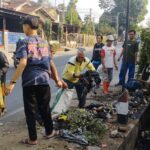 Relawan Yayasan Indonesia Satu Garut dan Warga Bergotong Royong di Kampung Sindangwargi dalam Jum’at Bersih Bersih