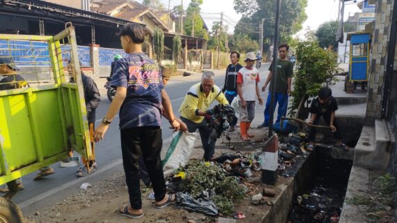 Relawan Yayasan Indonesia Satu Garut dan Warga Bergotong Royong di Kampung Sindangwargi dalam Jum’at Bersih Bersih