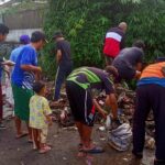 Warga dan Relawan Bersatu Bersihkan Sungai, Cegah Potensi Banjir
