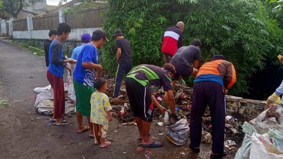 Warga dan Relawan Bersatu Bersihkan Sungai, Cegah Potensi Banjir