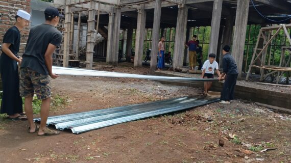 GOTONG ROYONG MENAIKAN BONDEK: LANGKAH BERSAMA MEWUJUDKAN ASRAMA SANTRI YANG DI IMPIKAN