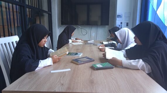 Kunjungan Santri Ponpes Ulul Albab Al-Qurani ke Perpustakaan Parmawijaya Dendasamita, Garut