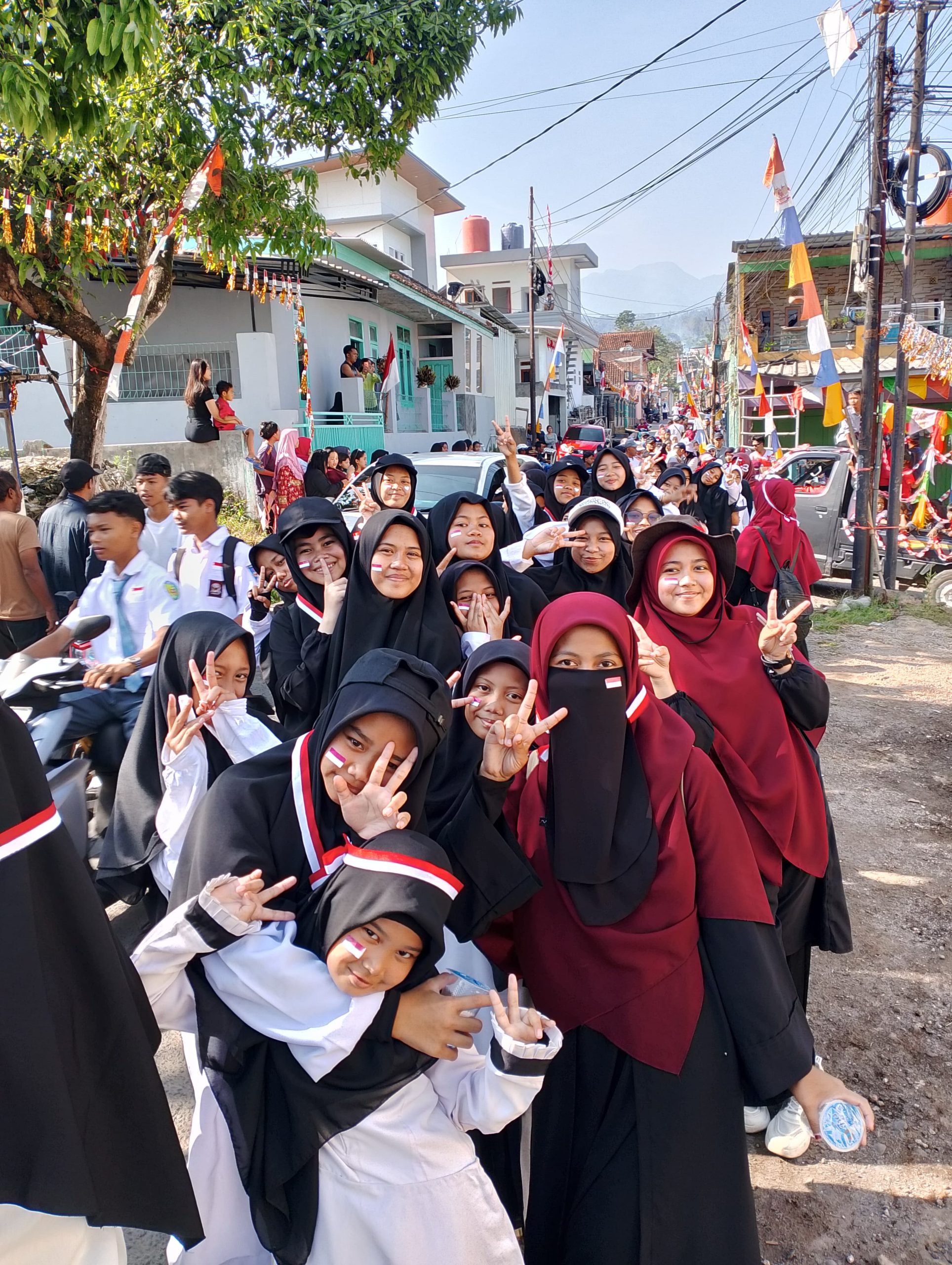 Perayaan Kemerdekaan RI ke-80, Ponpes Ulul Albab Bersama Warga Sindangwargi Kompak Ikut Pawai